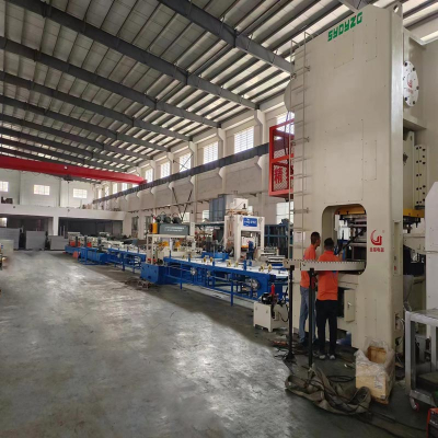 Machine de formage de rouleaux de goulottes de câbles avec poinçon