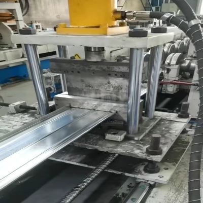 Máquina formadora de dobra a frio para escada de cabos