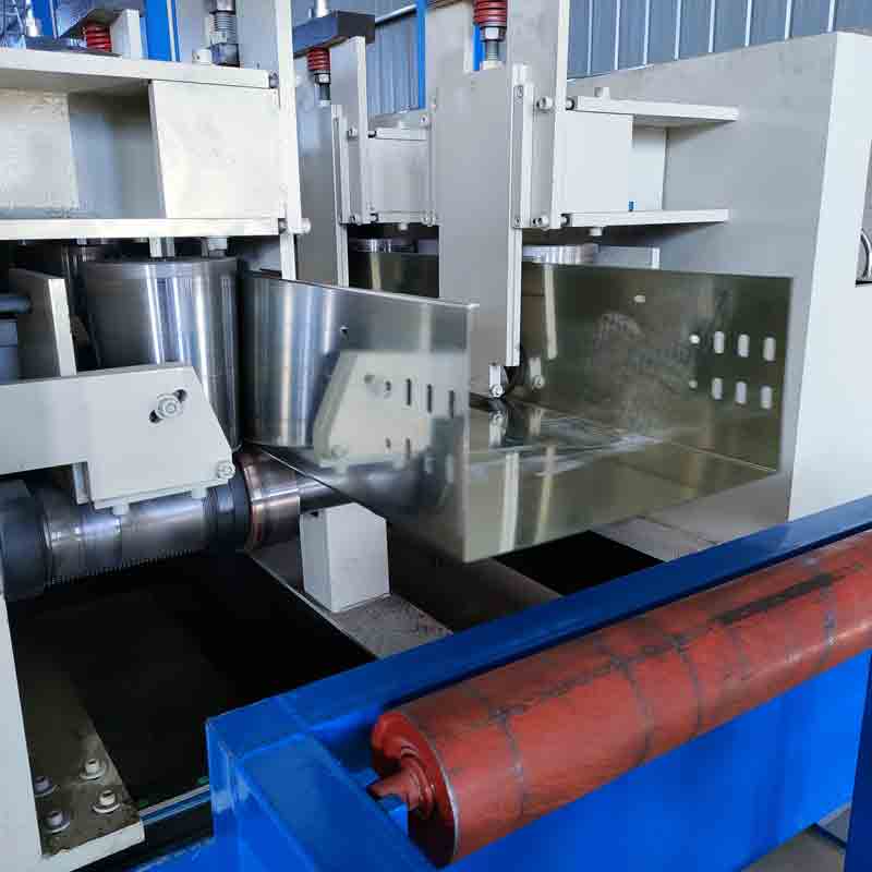 ماكينة تشكيل المعادن متوسطة الحجم