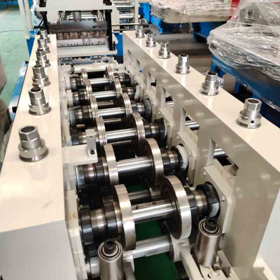 Máquina formadora de rollos de canalizaciones de cables